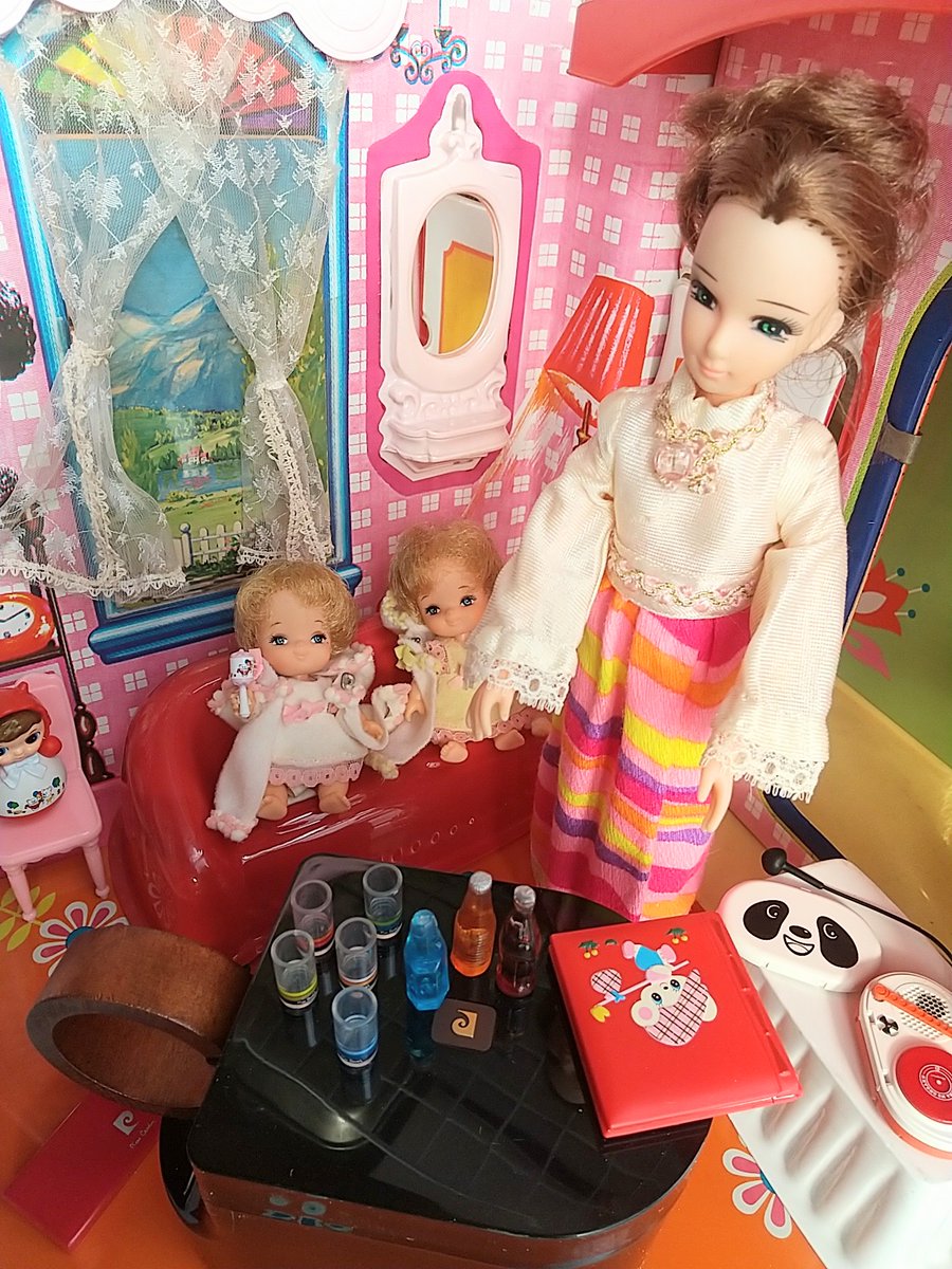 花 花 先日購入した 宇山あゆみ さんプロデュースの昭和ノスタルジックミニチュアコレクションを 実家の リカちゃんハウス にプレゼントしてきました リカちゃん ママ ミキちゃん マキちゃん わたる君 パットちゃんも大喜びでした 昭和レトロ