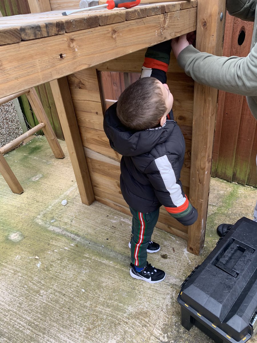 Laura37637496's tweet photo. Ordered a outside treat for the boys! Leo is been a busy bee helping Daddy build it! Lots of counting for screws and washers! @YBHEarlyYears https://t.co/WOf60ku0E2