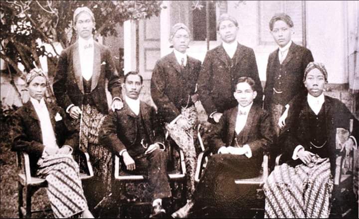 Tambahan juga utk masalah fashion seperti kombinasi antara tradisional & modern apakah tidak apa-apa? Sekali lagi dlm sejarah, orang2 kita mengkombinasikan jarik batik & blangkon dgn tuxedo jas orang eropa yg mana akulturasi di Indonesia sangat lumrah seperti foto ini di STOVIA