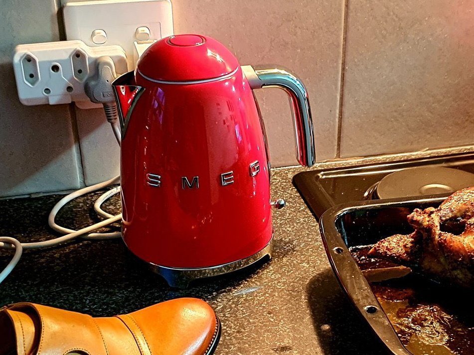 This story of Mr Smeg reminds me of one wiseman’s words Phil Mphela  “they will turn on you the moment it doesn’t serve their clout” <a href="/PhilMphela/">Kgopolo</a> 

Ayisembi mani☹️