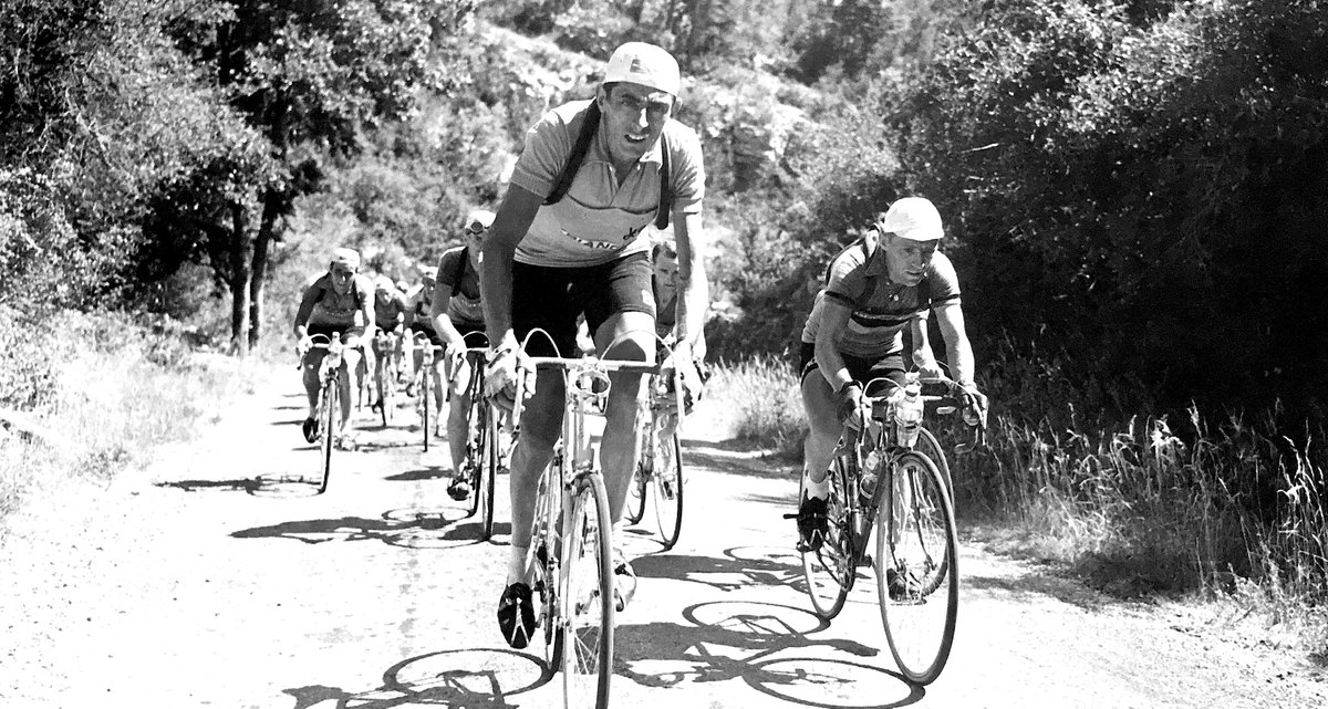 Fausto Coppi devant Stan Ockers dans le Tour 1952. 

L'Italien écrasa tellement la concurrence cette année-là que les organisateurs doublèrent la prime au 2e pour relancer l'intérêt du classement général.
