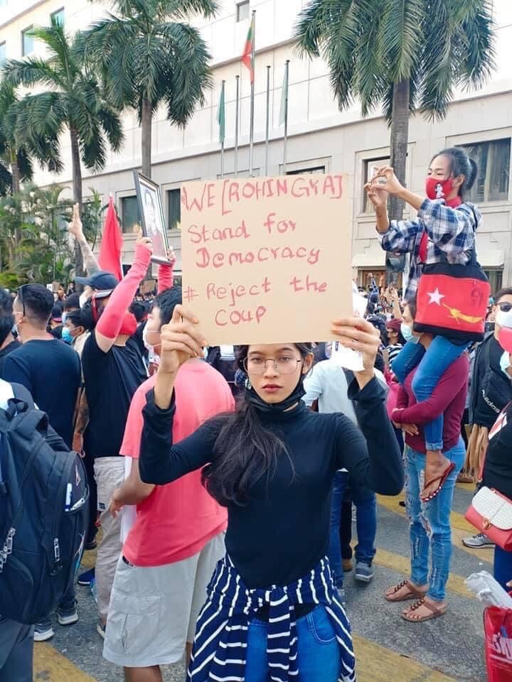 ကျွန်တော်တို့ ရိုဟင်ဂျာတွေက ဒီမိုကရေစီအတွက် ရပ်တည်တယ်။ စစ်အာဏာရှင်စနစ်ကို မလိုလားကြပါဘူး။ 

We [Rohingya] stand for Democracy. Reject the coup.

#MyanmarCoup #WhatishappeninginMyanmar
