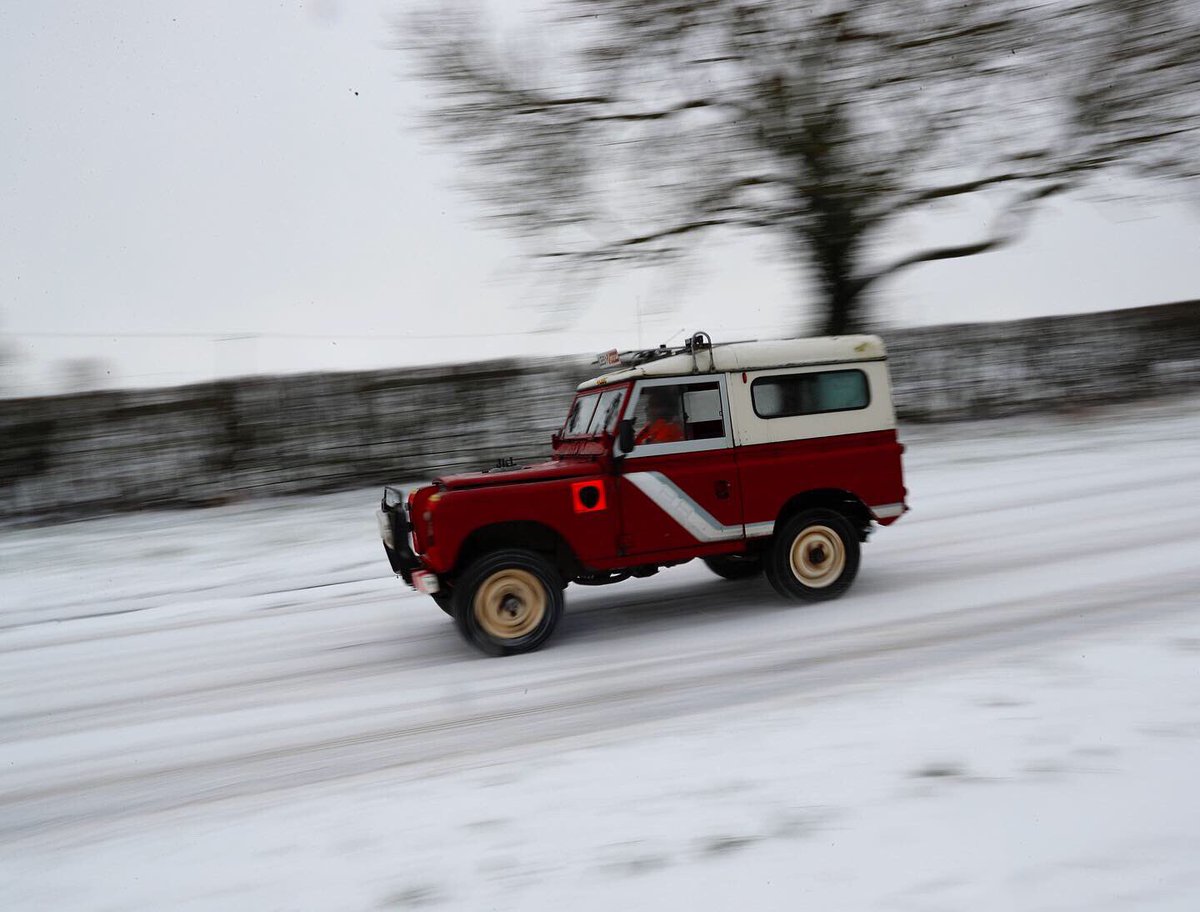 snapperdaz's tweet image. The volunteers from @LR4x4Response were kept busy in Rutland  this morning. #snow #LandRover #landroverdefender #L200 #Rutland @AlamyNews