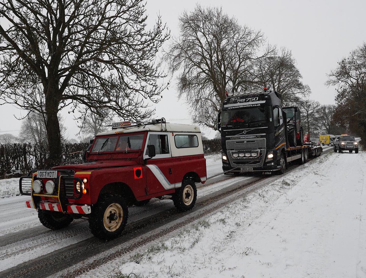 snapperdaz's tweet image. The volunteers from @LR4x4Response were kept busy in Rutland  this morning. #snow #LandRover #landroverdefender #L200 #Rutland @AlamyNews