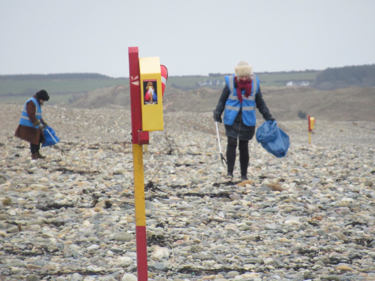 TramoreEcoGroup's tweet photo. Individually doing our bit to keep our beach clean this morning @CleanCoasts @NationalSpringC @WaterfordCounci https://t.co/tySfhZDWkW