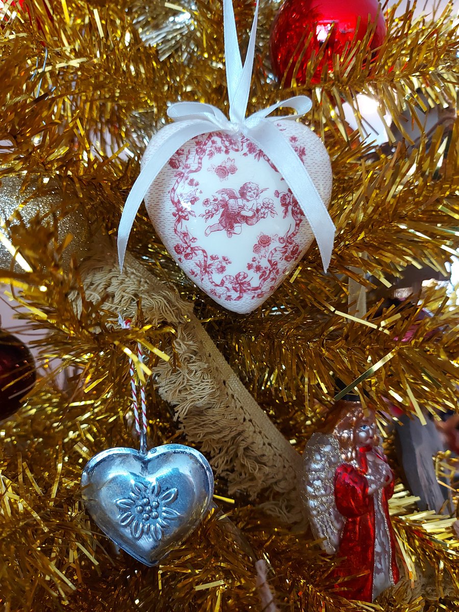 LivingCozy's tweet photo. @StressFreeKids ❤ This year for the first time my daughter and I decided to tranform our Christmas tree into a #ValentinesDay's day or a "LoveTree" like we call it. Embracing #Love and cherish it every day! ❤
🕊❤🏡❤🕊 Happy Monday! Thanks for your tweets!
#LovingChildren #FamilyLove https://t.co/I63SX2iATM