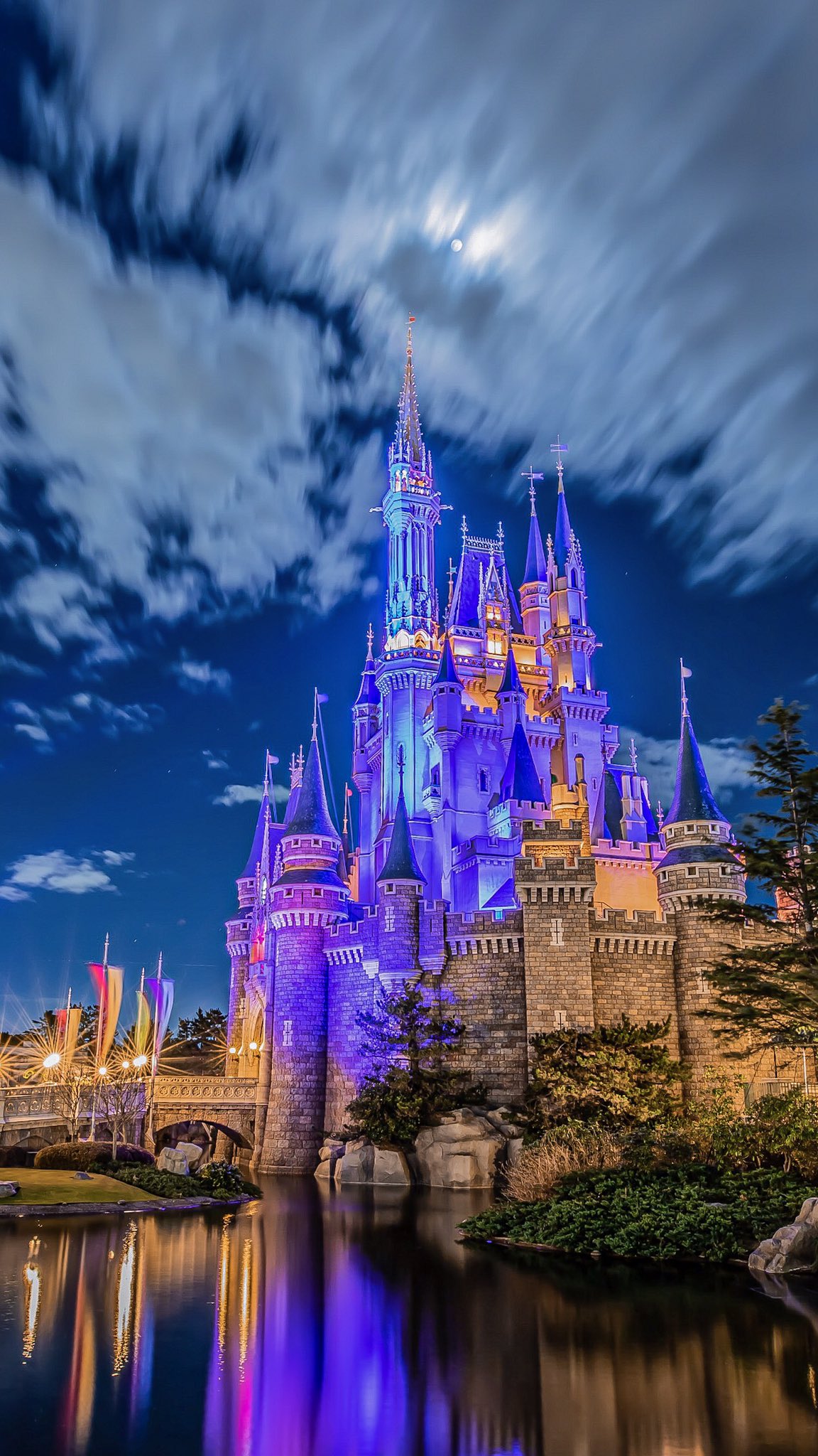 Remi 縦で切り取るディズニーの幻想的な夜景 タップしてご覧いただけると嬉しいです Remi 縦で切り取るディズニーの幻想的な夜景 タップしてご覧いただけると嬉しいです