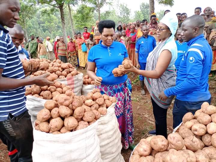 #Burundi: En encadrant la population de la commune Gashikanwa à travers des projets agropastoraux,nous veillons à la pérennisation de la vision de notre Chef de famille feu Président Nkurunziza. Notre soutien à S.E Evariste Ndayishimiye,car oui, chaque bouche doit avoir à manger!
