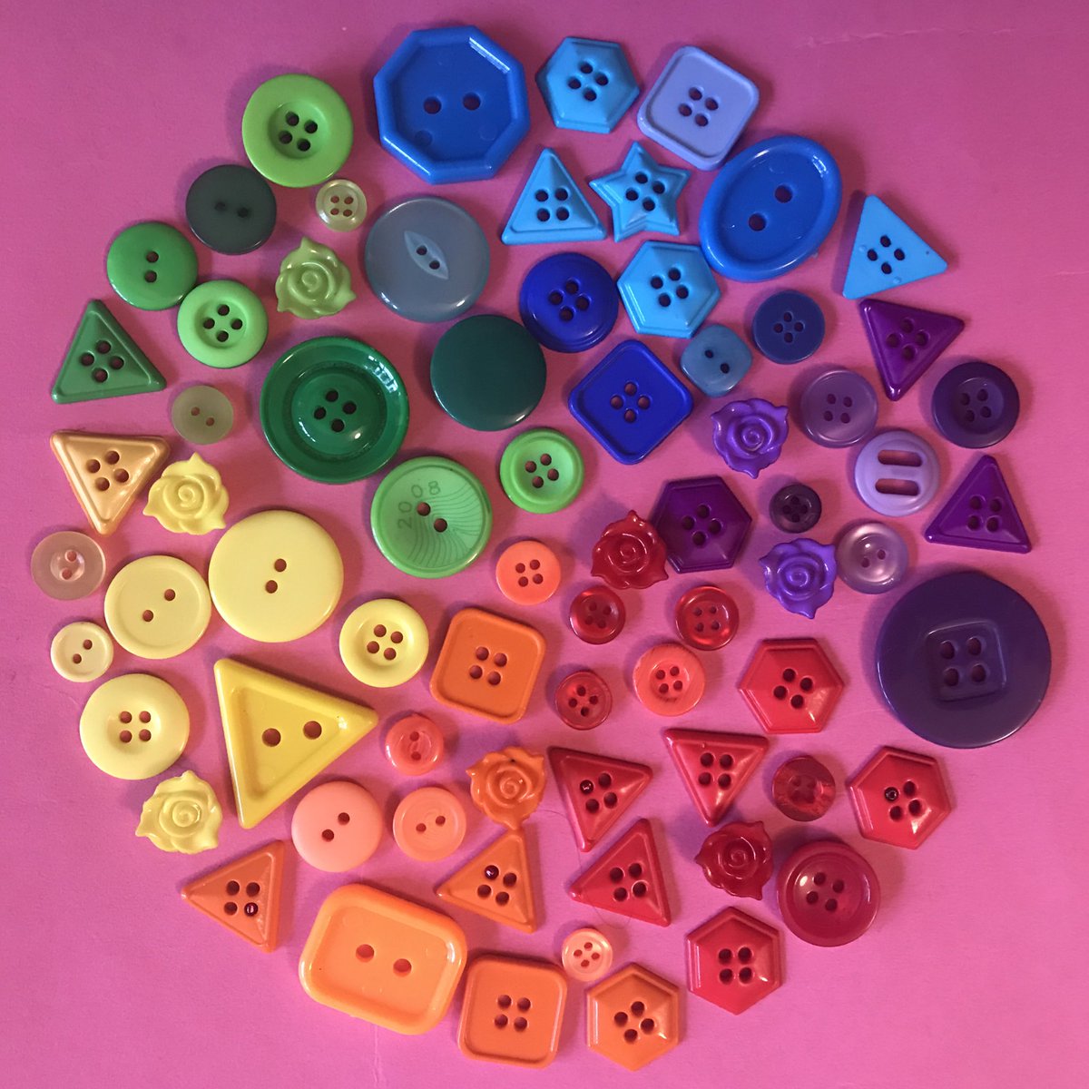 momtazbh's tweet photo. If you follow me here &amp; Insta you’ll know that I’m currently writing a book about Colour. But it’s not just a book. I’ve developed my own Colour Theory. To date, the most quoted Colour Theorists in history are men. I’m taking them on with my version: #HelloHue #watchthisspace🌈 https://t.co/gDuMvUAM73