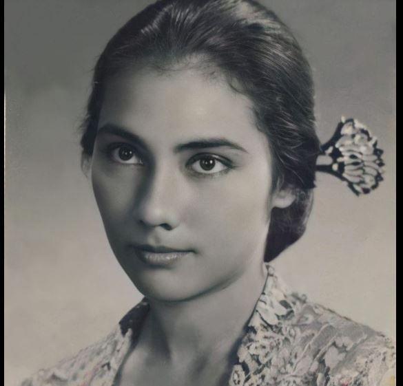 sathyabuana's tweet photo. Kecantikan Wanita Indonesia.

Beliau aktris Indonesia era 50-an. Ada yg tau? Mirip Maudy Koesnaedi? Mirip Tyas Mirasih? Foto BW nya sdh bagus, pixel kulitnya bagus, cukup diberi warna soft skin dan jreeeng! Beliau Indriati Iskak (Tiga Dara).

Sumber foto: https://t.co/zOgeiHFwsM https://t.co/0VQyFeSYWo