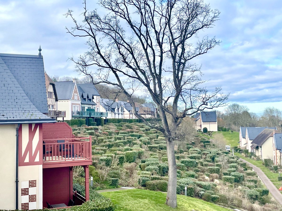 franckgervais's tweet image. En février, il y a la montagne mais il y a aussi le bon air marin de nos plages normandes 😉 Ravi d’avoir pu rencontrer aux côtés de @gregory_sion les équipes de @GroupePVCP en Normandie, plus mobilisées que jamais pour accueillir les premiers vacanciers de la saison.