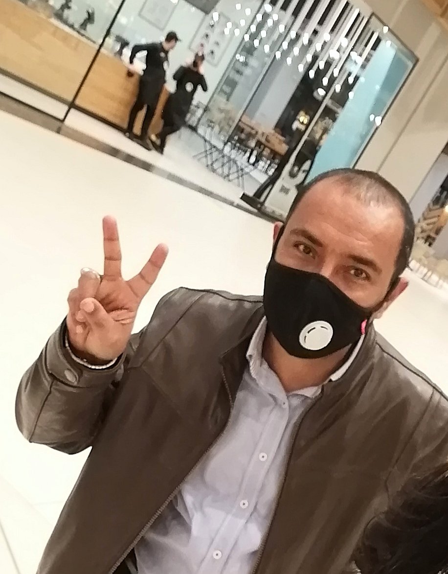 يبدو الوضع هكذا منذ زمن:
 مُعقّداً ،
  يلبس تيهاً
   فوق تيهه التائه
    جميعهم ينتظرون غودو

و جميعهم
 لا يعلمون
  إلى متى انتظارهم ؟ ! 

#سامي_الكاف
٣ ديسمبر ٢٠١٩

😎