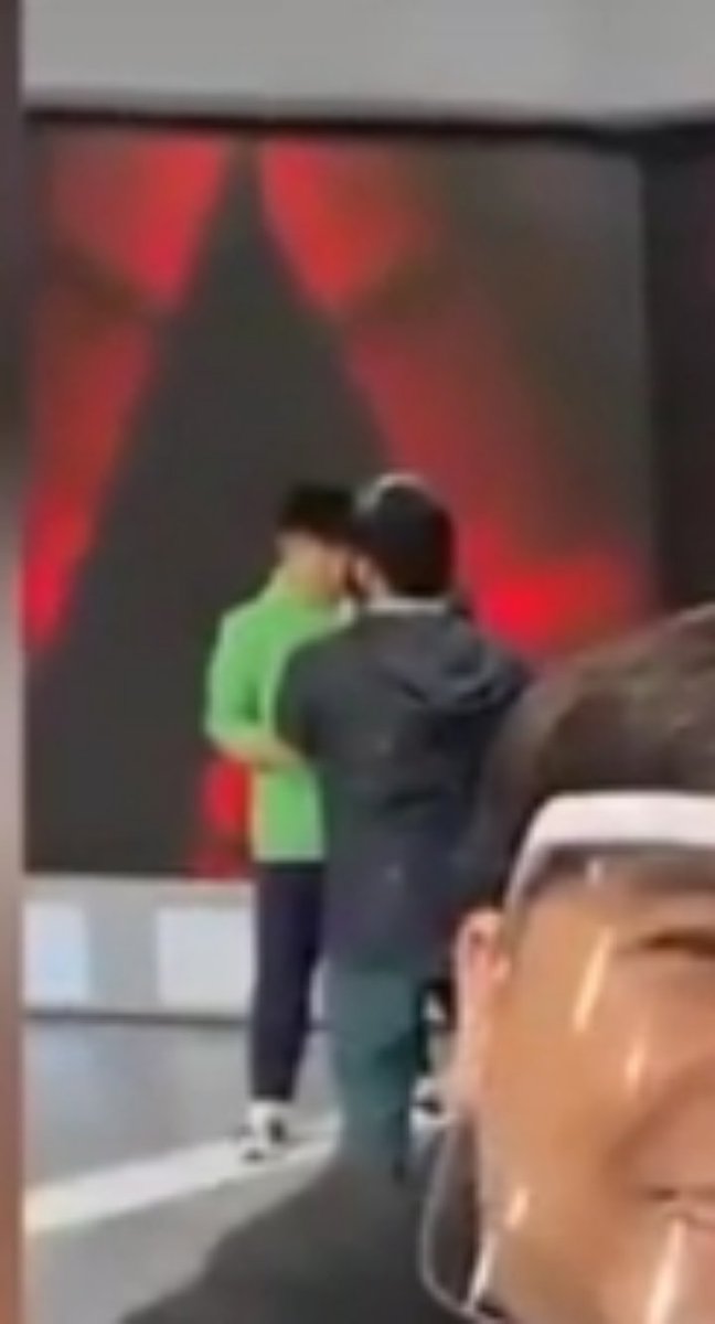 Kaya naman pala nakasimangot si Mon.
#SILRoadToFinale