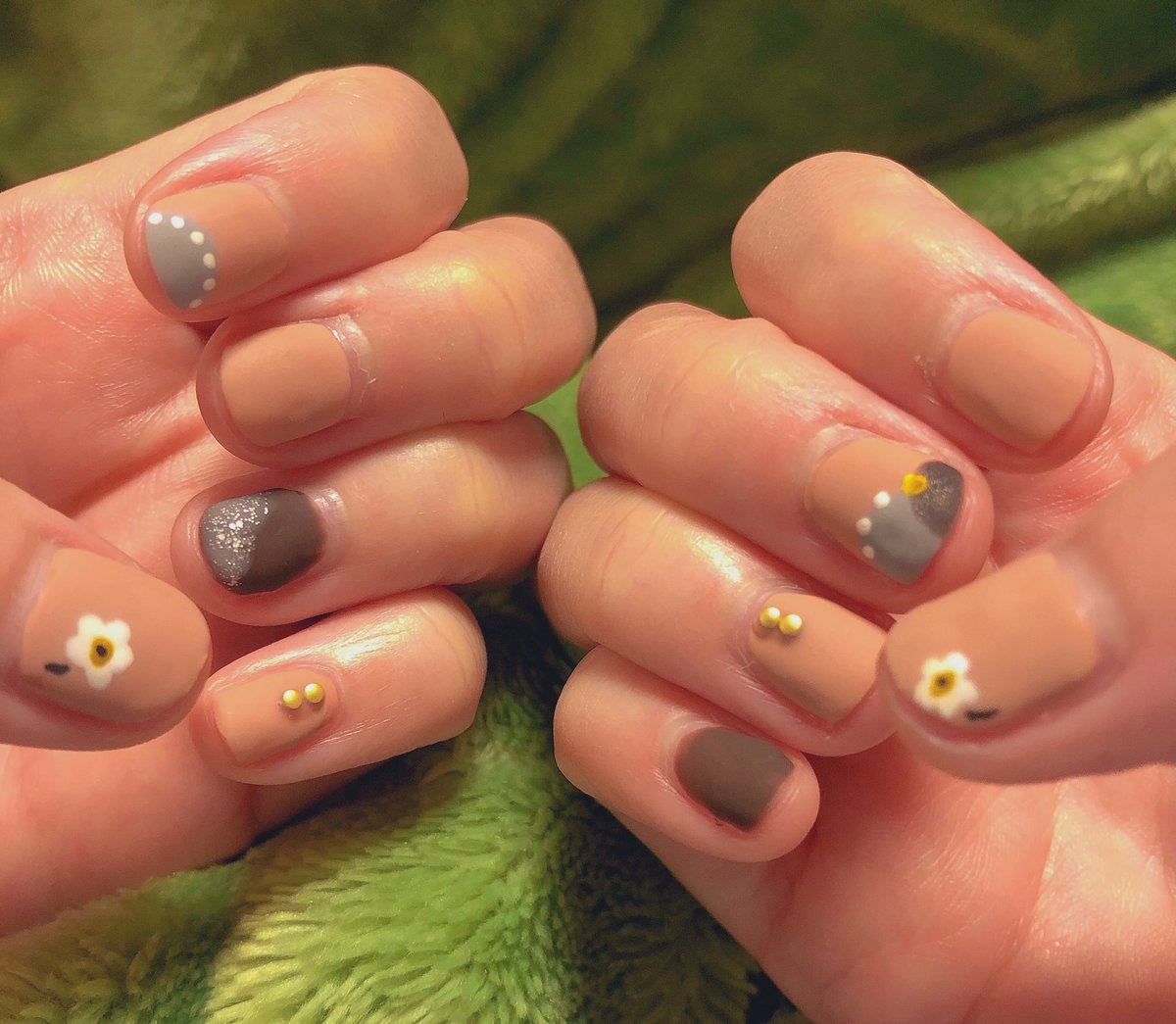 Mii 昨日途中だったネイル 今日色々追加して完成させた𓅪ゲルボールペンでお絵描きしてマットコートした 気に入ってる セルフネイル セリアジェルネイル