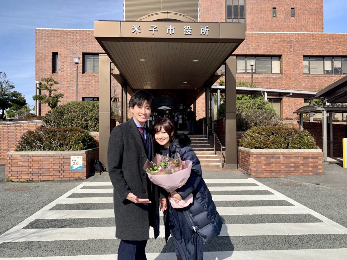 小林 健和 遅くなりましたが 2月５日にtskの岡部楓子アナウンサーと結婚しました 花は持たせるもの だと教えられてきたので持ってもらいました まだまだ右も左もわからぬまま過ごしていますが 皆様から寄せられるコメントで成長していければと思って