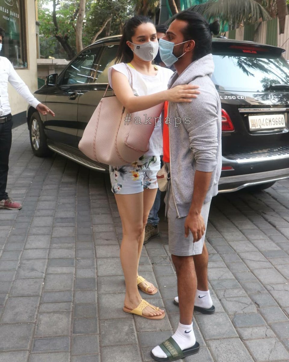 here4shraddha's tweet photo. Reposted from @ak_paps EXCLUSIVE : 📸 @shraddhakapoor And Bollywood Specialist Hairstylist @amitthakur_hair Snapp Post #Shopping at @naturesbasket in Juhu Mumbai Recently Today #instagood #Monday #Paplife #ShraddhaKapoor ##instalove #Celebrities #Spotted #PicturePerfect https://t.co/hhb5Vr8x34