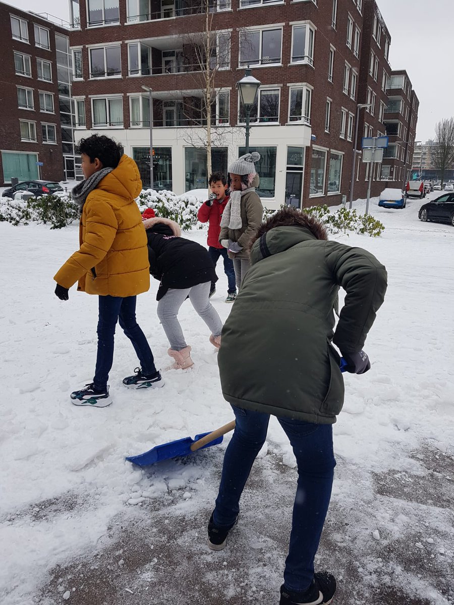 Sneeuwpret én de de buurt helpen is een prima combinatie! #Duimdrop #bswRotterdam.