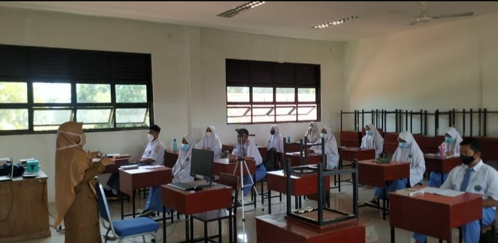 MANBatam1's tweet photo. Pembelajaran tatap muka kembali dimulai, setelah hampir  tahun terhenti. Namun demikian, protokol ketat tetap diterapkan. Pembelajaran diikuti 50% siswa per kelas, bergantian tiap pekan. Selain itu, seluruh guru dan karyawan telah melaksanakan rapid antigen dan semuanya negatif. https://t.co/lsOHwBs21W