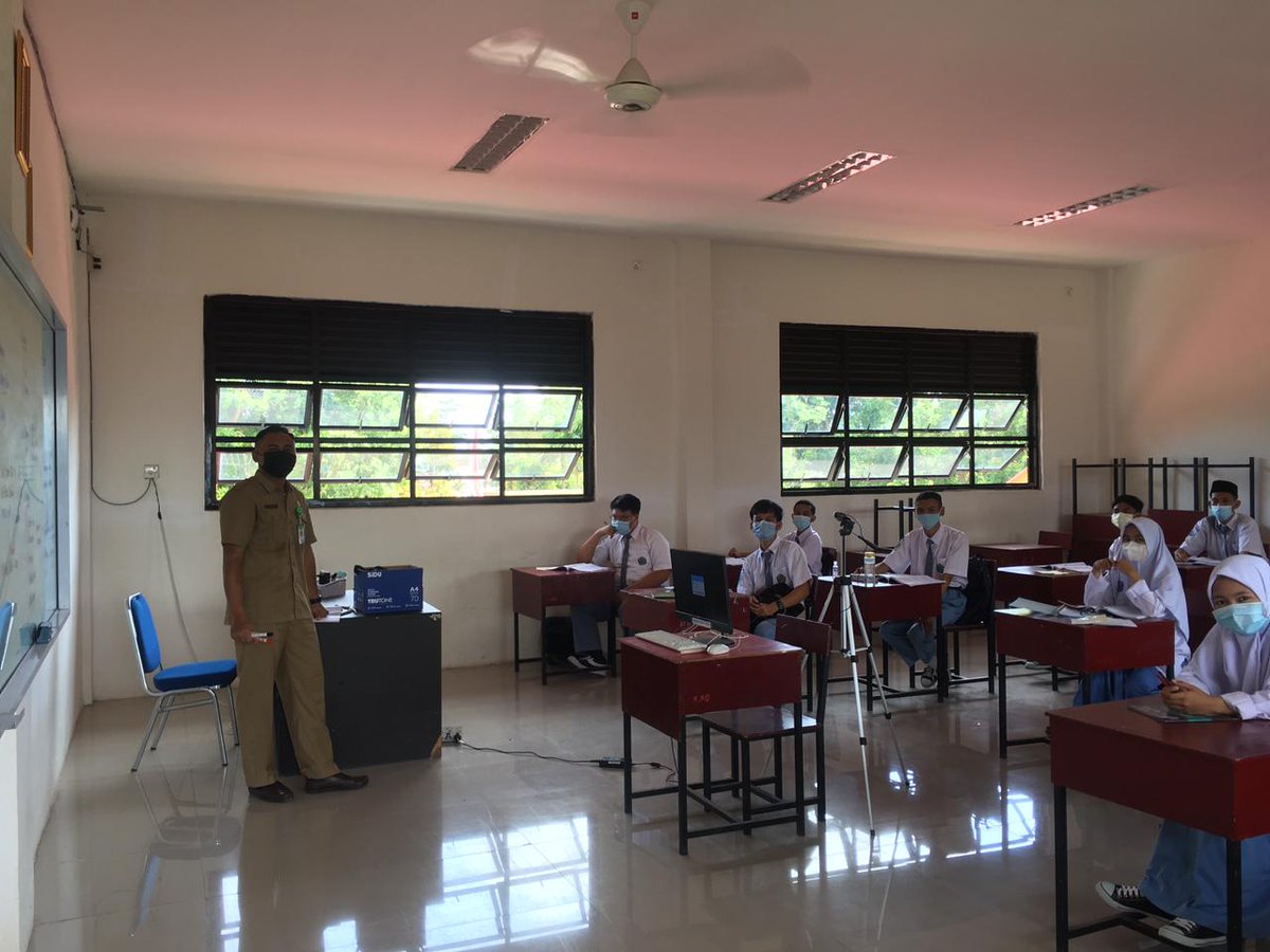 MANBatam1's tweet photo. Pembelajaran tatap muka kembali dimulai, setelah hampir  tahun terhenti. Namun demikian, protokol ketat tetap diterapkan. Pembelajaran diikuti 50% siswa per kelas, bergantian tiap pekan. Selain itu, seluruh guru dan karyawan telah melaksanakan rapid antigen dan semuanya negatif. https://t.co/lsOHwBs21W