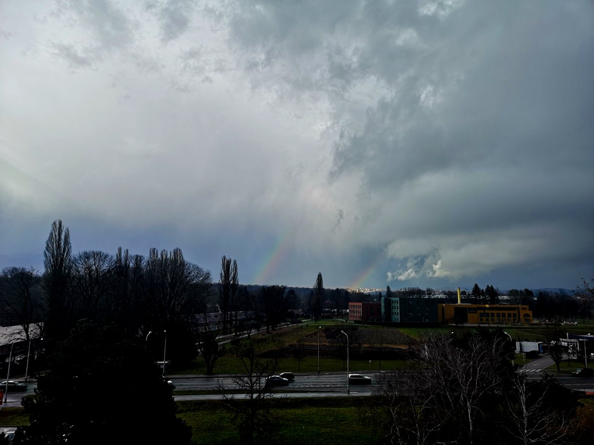 DHMZ_HR's tweet image. #veljača danas opravdava svoj nadimak "prevrtača". Samo u Zagrebu danas je bilo magle, kiše, sunčanih razdoblja, tuče, a u nekoliko se navrata vidjela i #duga, čak i dvostruka.

Jeste li i vi danas uslikali nešto slično?

#analiza #vrijeme