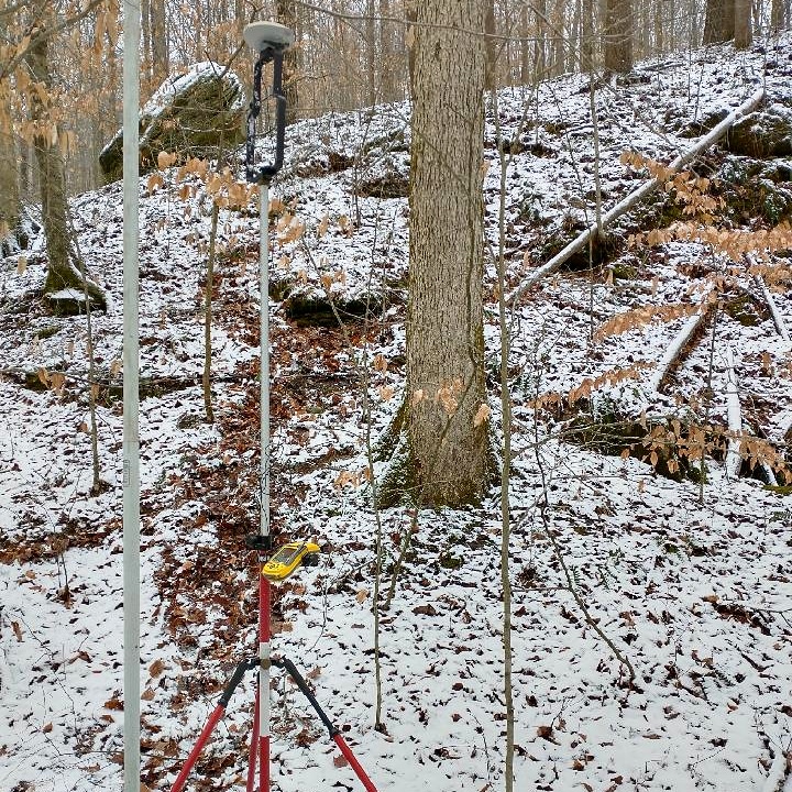 INGeoSurvey's tweet image. Icy cold or muggy &amp;amp; hot...What's your favorite season for field work?

#IGWSgeologists continue to map around Crane NSWC for the #STATEmap project. The map will show geologic formations, identify potential aquifers, &amp;amp; improve our understanding of groundwater flow in the region.