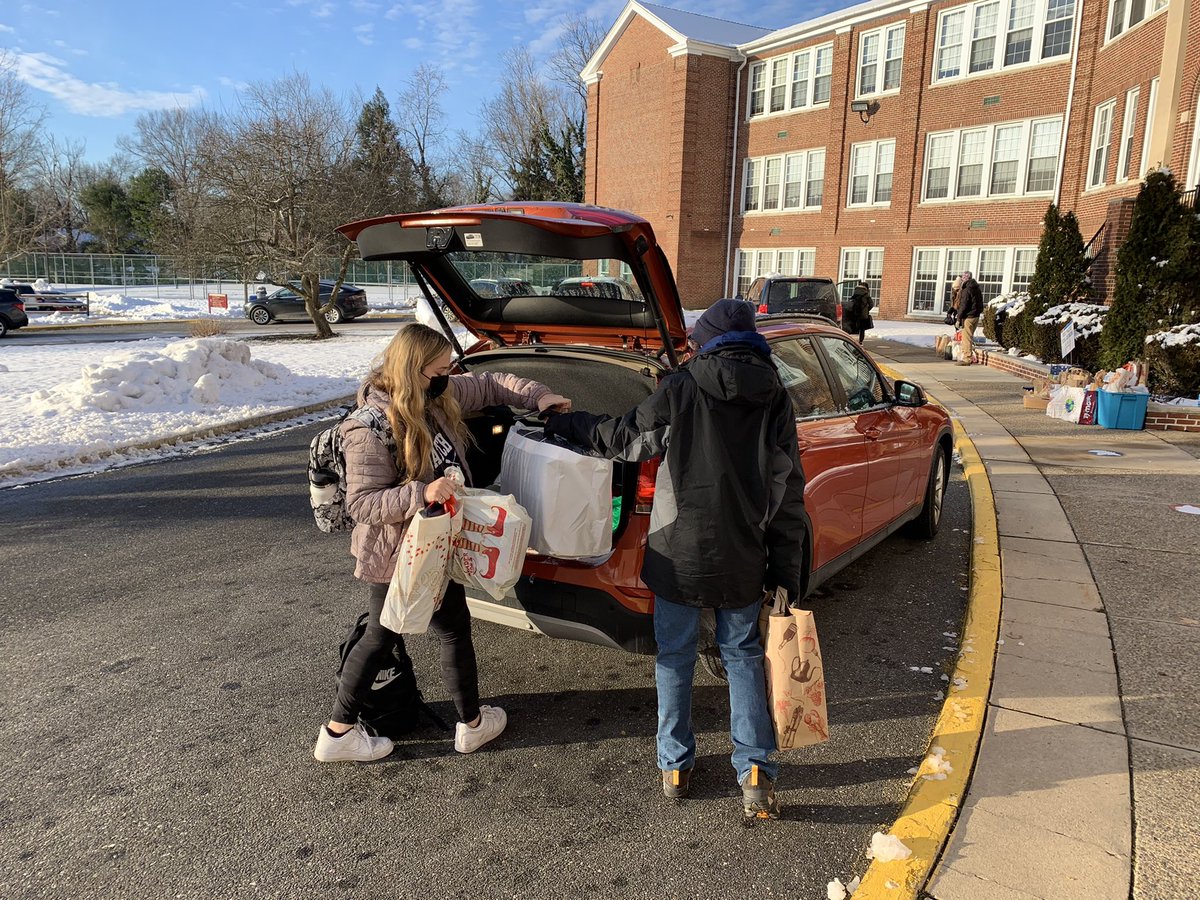 mfsfox's tweet image. This morning the US Service Committee and Operation Smile Club braved the cold to host a contact-less Food Drive to benefit the Jewish Federation food pantry. Missed today? You can drop off donations during car line on Wednesday morning.