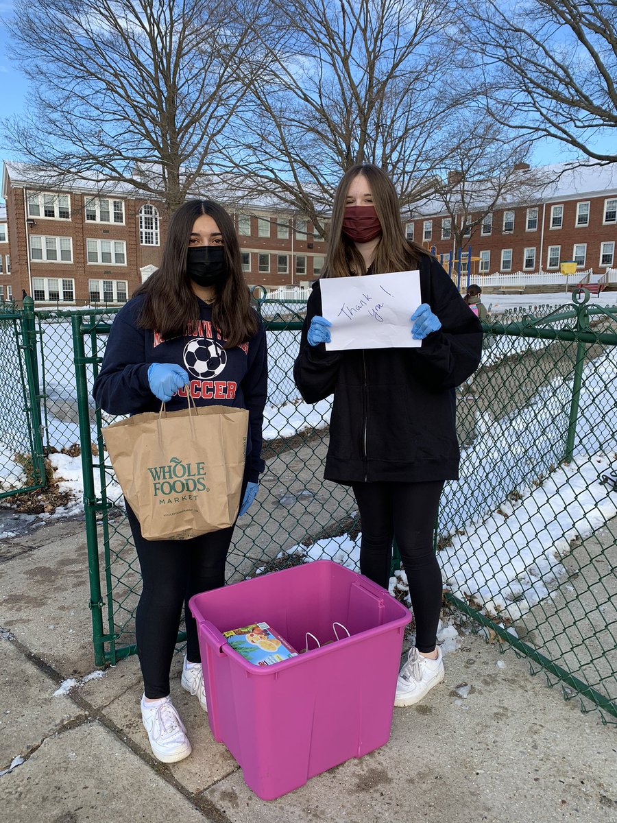 mfsfox's tweet image. This morning the US Service Committee and Operation Smile Club braved the cold to host a contact-less Food Drive to benefit the Jewish Federation food pantry. Missed today? You can drop off donations during car line on Wednesday morning.