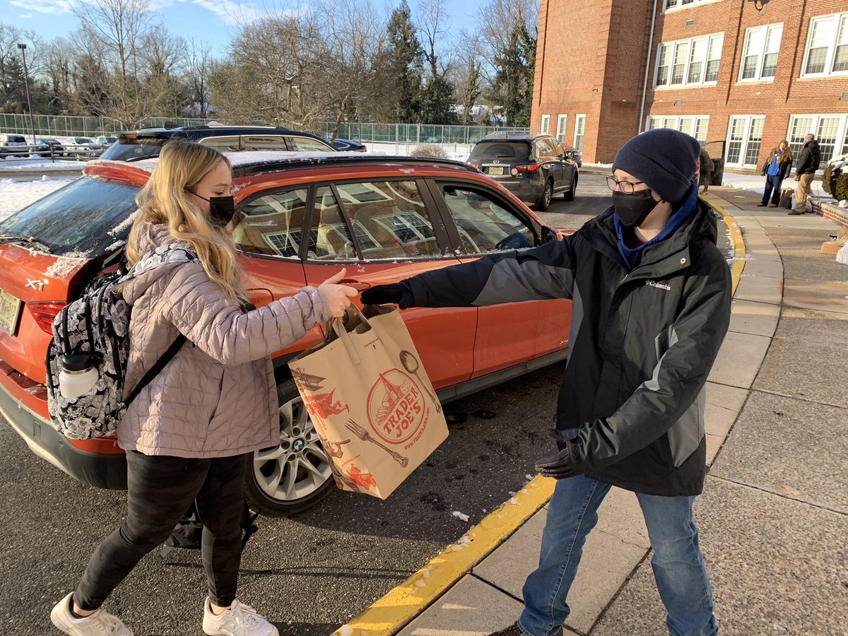 mfsfox's tweet image. This morning the US Service Committee and Operation Smile Club braved the cold to host a contact-less Food Drive to benefit the Jewish Federation food pantry. Missed today? You can drop off donations during car line on Wednesday morning.
