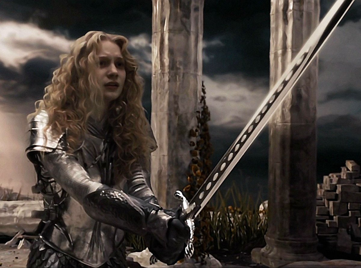 21. Mia Wasikowska dans Alice au Pays des Merveilles.