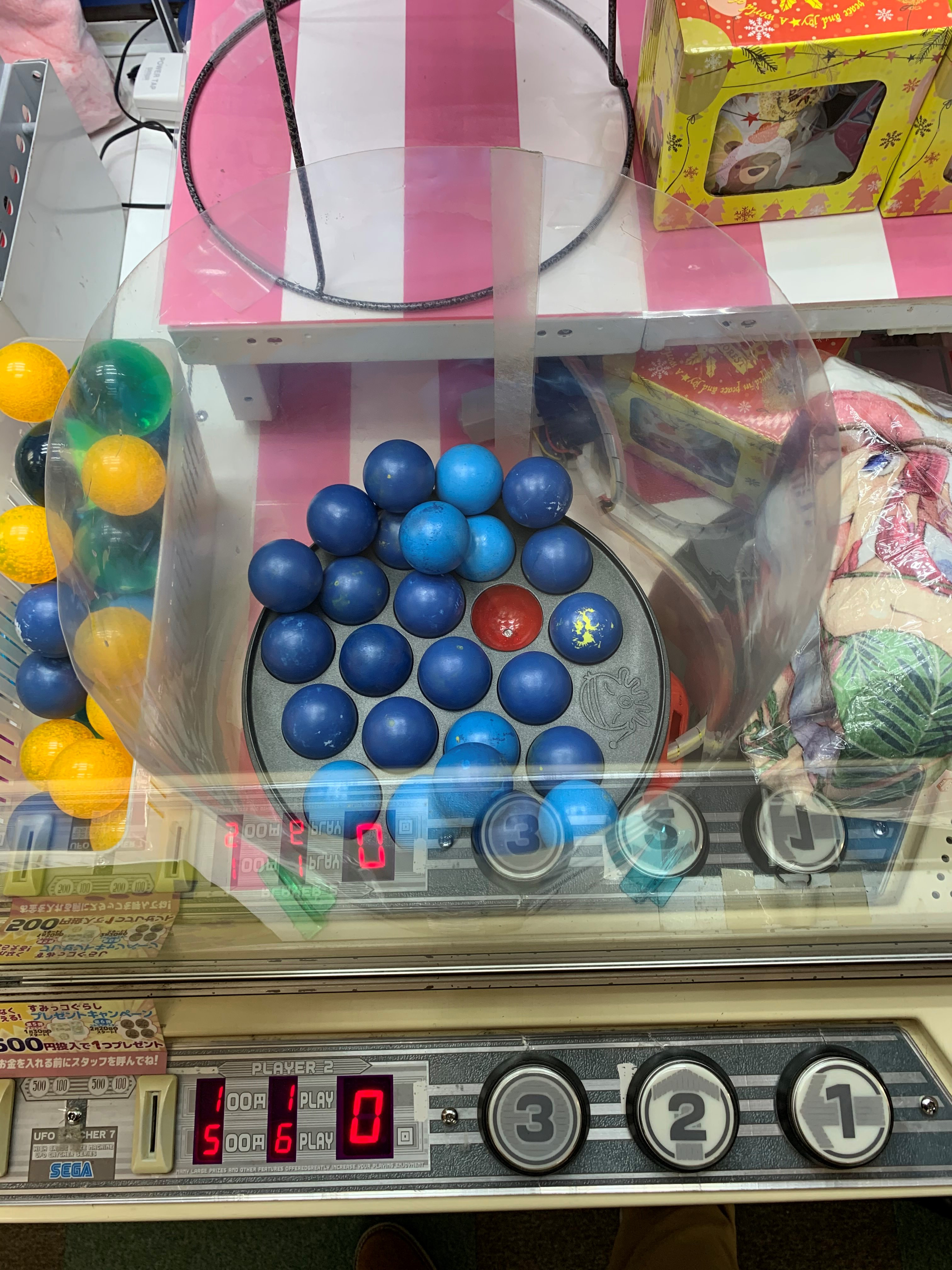 中野ジパング 公式アカウント ゲーセンでたこ焼き機の当たり穴にピンポン玉を入れればokというタイプのufoキャッチャー に挑戦したらufoキャッチャーの闇を見てしまいました カイジのこの場面が脳裏をよぎりましたが無事にこの画像の次で赤い穴に入りまし