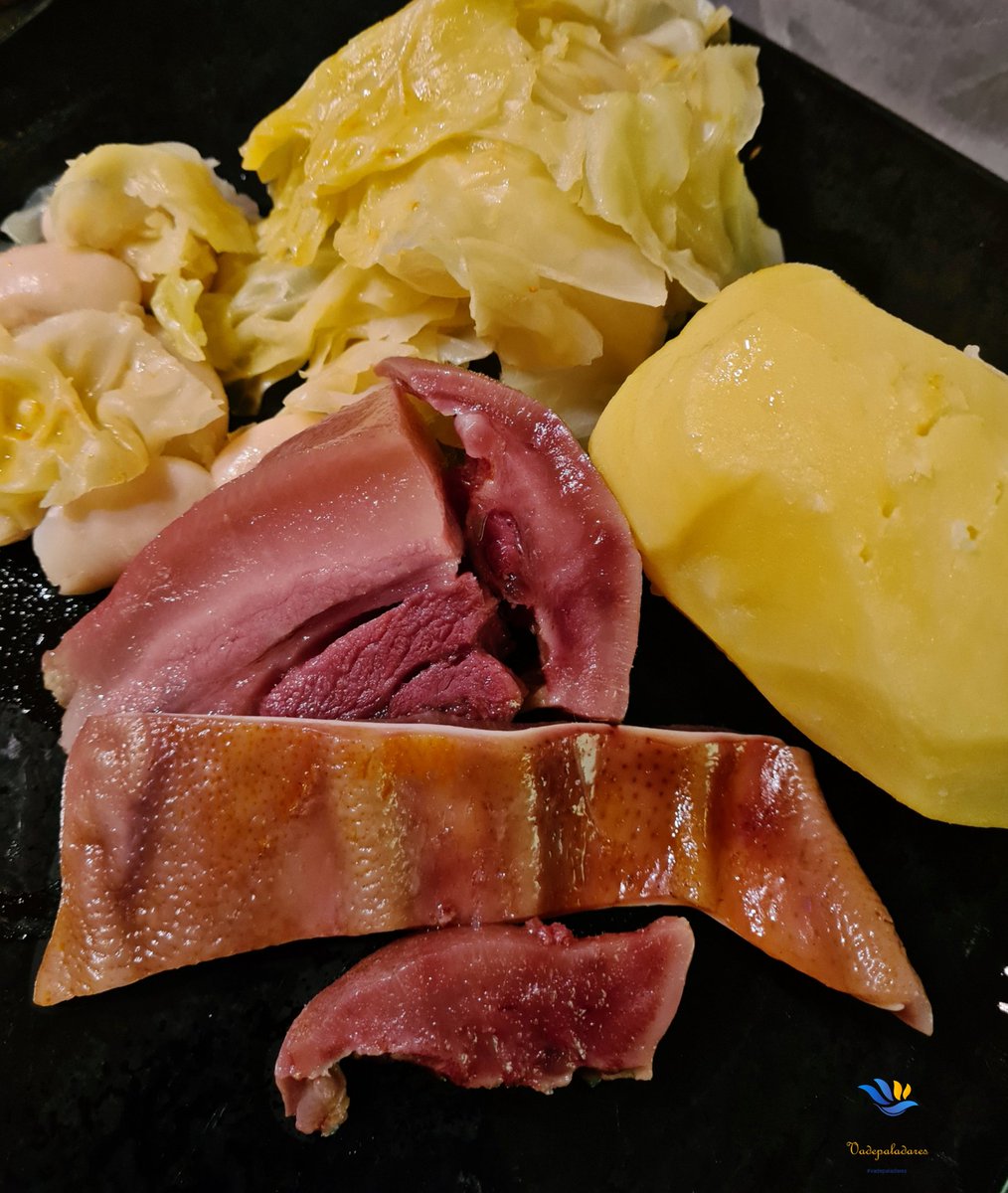 vadepaladares's tweet photo. Se acerca el carnaval así que aquí os dejo dos imprescindibles... Que preferís #cacheira o #LacónConGrelos ? , producto gallego 🔝 #Entroido #Carnaval #Galicia #GaliciaCalidade #GastronomíaGallega #foodies https://t.co/x0dFa3Icvi