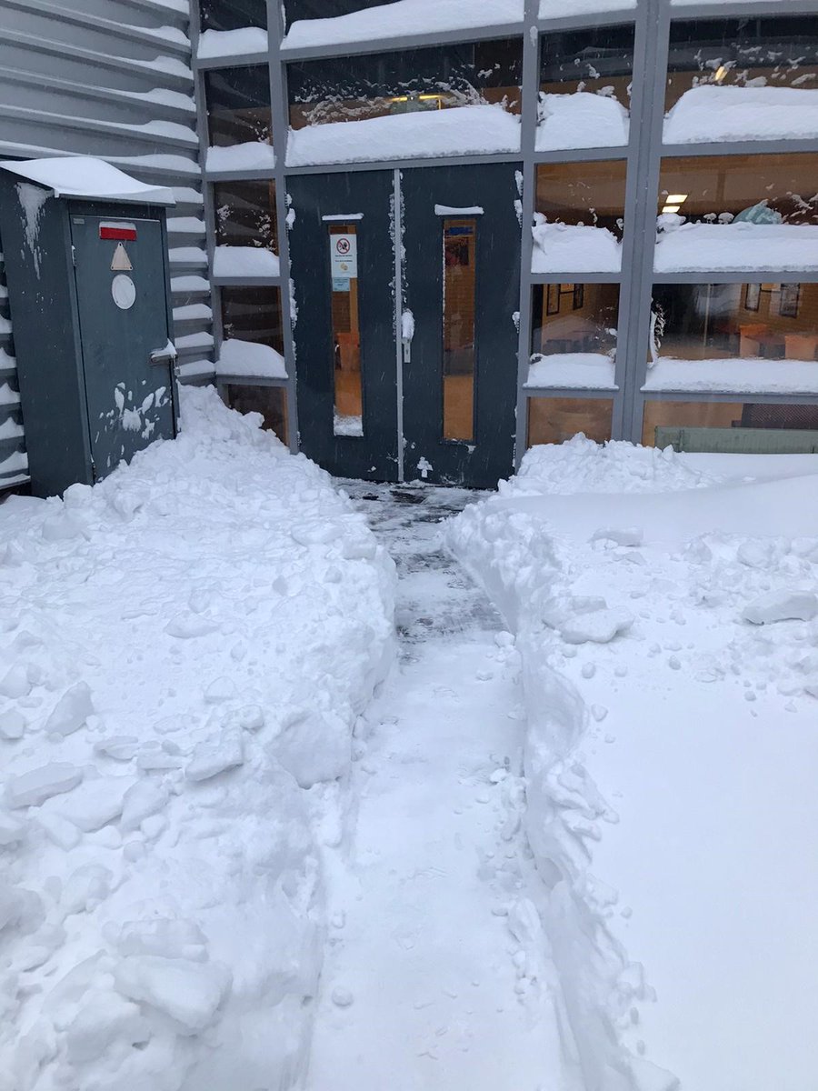 LindeCollege1's tweet photo. Zoals het nu lijkt starten we dinsdag 9/2 weer met de examenklassen en praktijkvakken op school. Alle andere klassen volgen 'gewoon' online les. 

#schoolgebouwopen #sneeuw #veelsneeuw #voortgezetonderwijs #onlineles https://t.co/544okrnQDR