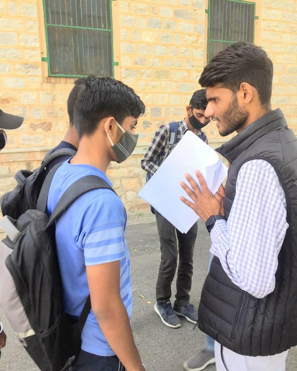 raviprtapmaidi's tweet photo. #RajasthanUniversity के संघठक महाराजा महाविद्यालय में प्रथम वर्ष (फ्रेशर) के छात्रों का तिलक लगाकार और पेन देकर टीम द्वारा स्वागत किया गया एवं उज्जवल भविष्य की शुभकामनाएँ दी
#TeamLSR #Lokendra4RUSU2021 https://t.co/rgWZZANbts