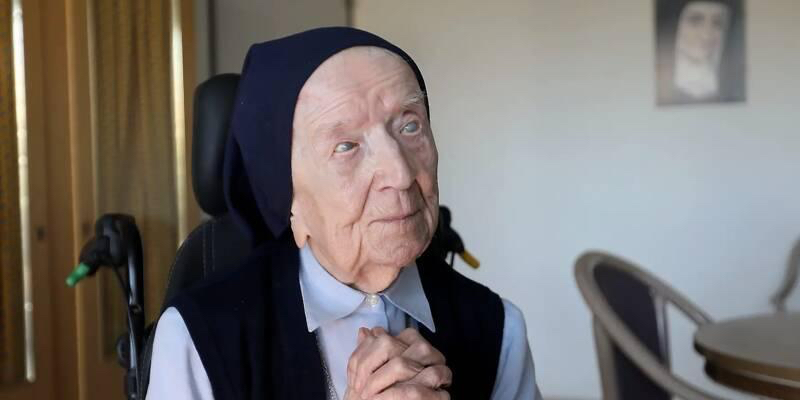 🇫🇷 FLASH - À 116 ans, la Sœur André, doyenne des Français, a réussi à vaincre la #COVID19. Elle avait été testée positive au virus le 16 janvier dernier. (Var Matin) #COVID19france