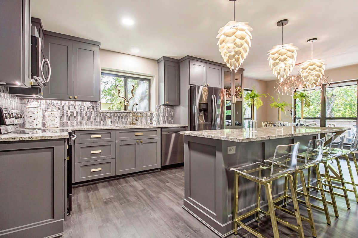 CapKitchen's tweet image. Updating your kitchen doesn’t always require remodeling. You can give your kitchen a modern look by just refacing your cabinets!

bit.ly/34GHZz9