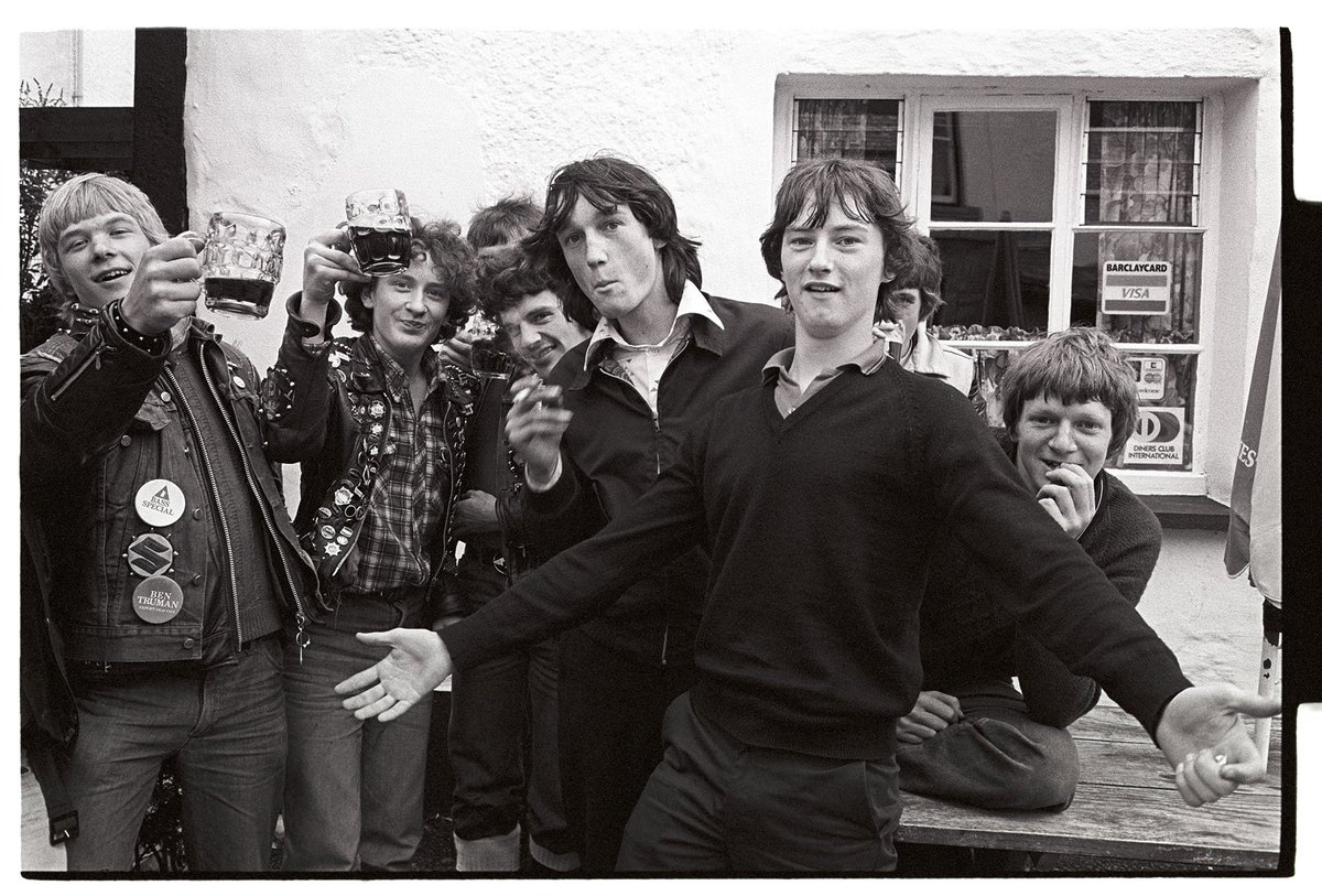 JamesRavilious's tweet image. Young men outside The Kings Arms, Winkleigh Fair, July 1980. Photograph by my Dad ©Beaford Arts @beaford #Devon #photography #pub #beer #pint beafordarchive.org/archive-image/…