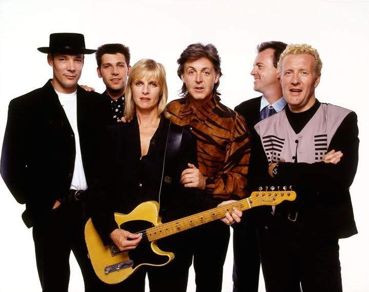 Drummer Chris Whitten, who played on Snova v SSSR, was the only member of road band who actually “auditioned” at the jams. Hamish Stuart and Robbie McIntosh subsequently arrived during the recording of Flowers in the Dirt, Wix at the tail end. New tour band was formed.