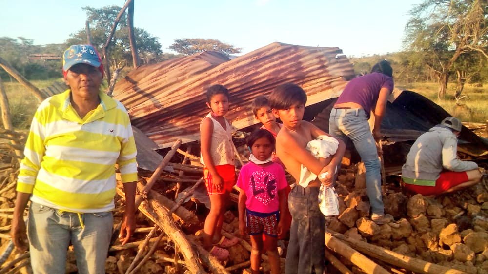 LUCHA_CAMPESINA's tweet photo. CICPC DETIENE 6 CAMPESINOS Y ACTO SEGUIDO VIENE EL TERRATENIENTE ELQUIS PADUA DESTRUYE Y QUEMA SUS HUMILDES VIVIENDAS 

Lugar: Consejo Campesino Plan Bonito de la Parroquia el Blanco Municipio Torres Estado Lara.

@NicolasMaduro
@AdolfoP_Oficial
@DouglasRicoVzla @TarekWiliamSaab https://t.co/MtxT2UOcAU