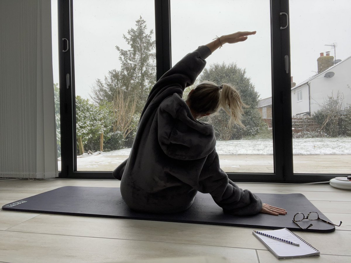 BubblesPilates's tweet photo. #ClassPlanning
โ๏ธ
Feeling cosy whilst watching the snow fall.
โ๏ธ
#kuddlyhoodie #pilates #pilatesinstructor #sidestretch #onlinepilates #class #snow https://t.co/nNqA3Ea6yA