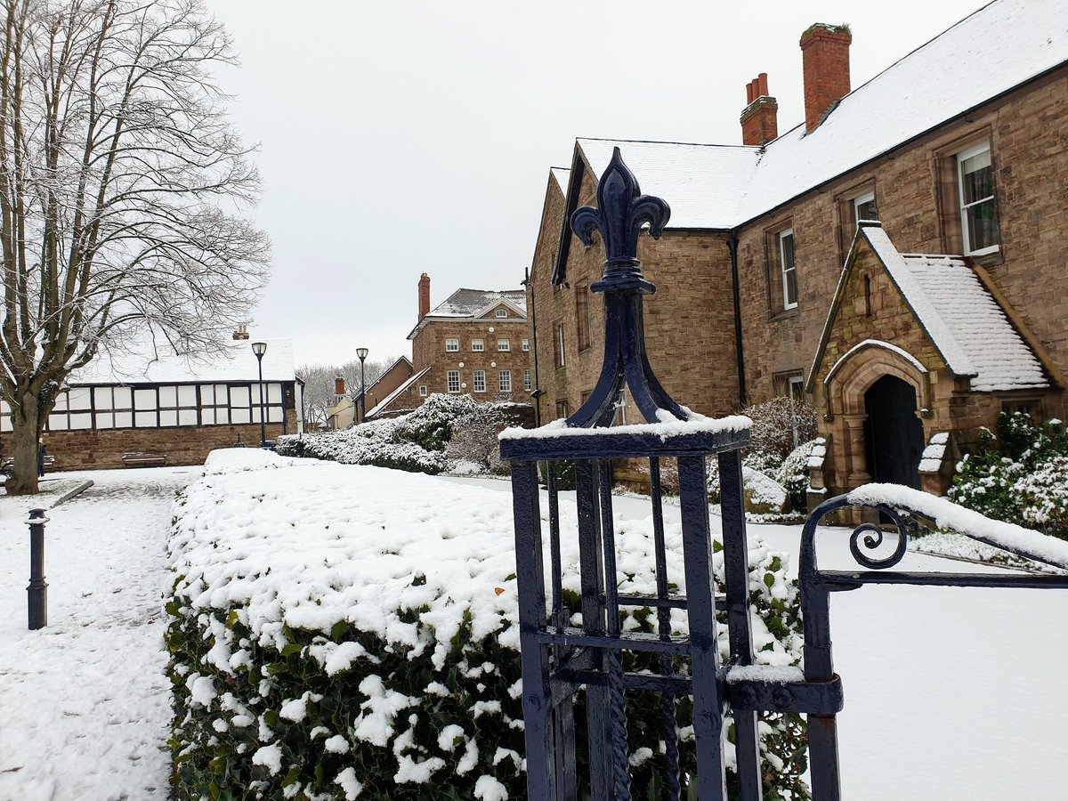 sharonamery's tweet photo. I'm feeling a little left out at the moment, as so far, the white stuff has evaded #Herefordshire! For now, I'll have to remember the snow we had two weeks ago instead! ❄
#Hereford #CathedralClose #Snow #Winter #Quiet #FleurDeLys #Ornate #Architecture #Walking https://t.co/CAd2UGEGvA