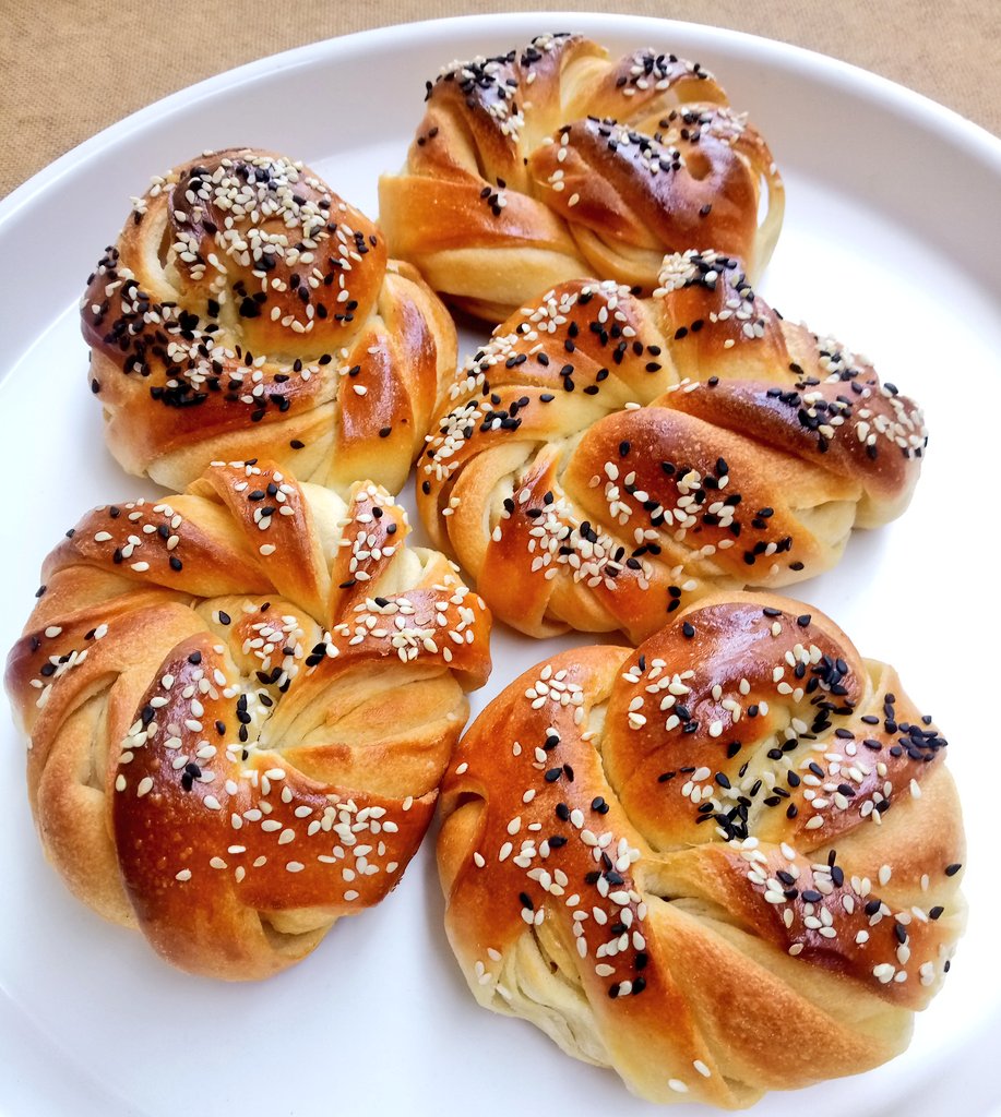 FlicShis's tweet image. Bread beauty! Playing with dough gave me these...😍 Bread shouldn't be boring 😋