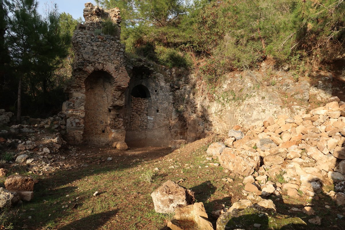 6/10 Syedra's western gate, close to the baptismal cave, and other buildings in its vicinity. The late afternoon sunlight shining through the trees, coupled with the site's emptiness, made for pleasant exploring.