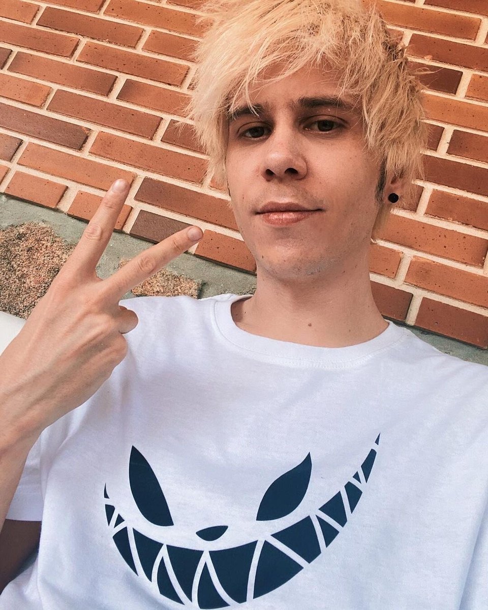 TwitchES's tweet photo. Like: Rubius

RT: Rubius pero con un sombrero chiquito y una pajarita. En serio, mirad qué pequeño el gorrito. ¡Es chiquito! Y la pajarita pues más o menos normal, un poco fea la verdad. https://t.co/kHbnvZnF6W