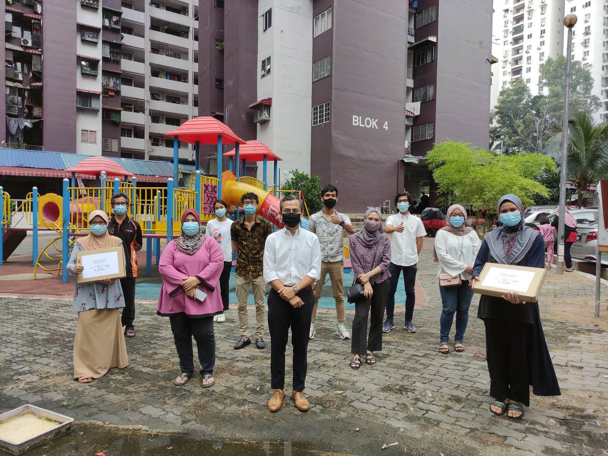 arusanakmuda's tweet photo. Petang tadi , Team #ConnectRakyat telah menyerahkan 3 lagi laptop kpd pelajar2 di sekitar kawasan Lembah Pantai. 

Semoga adik adik ini dapat terus menimba ilmu capai cita2 mrk. 

Turut hadir bersama YB @fahmi_fadzil Ahli Parlimen @LembahPantai121. https://t.co/FoyNb0O2hY