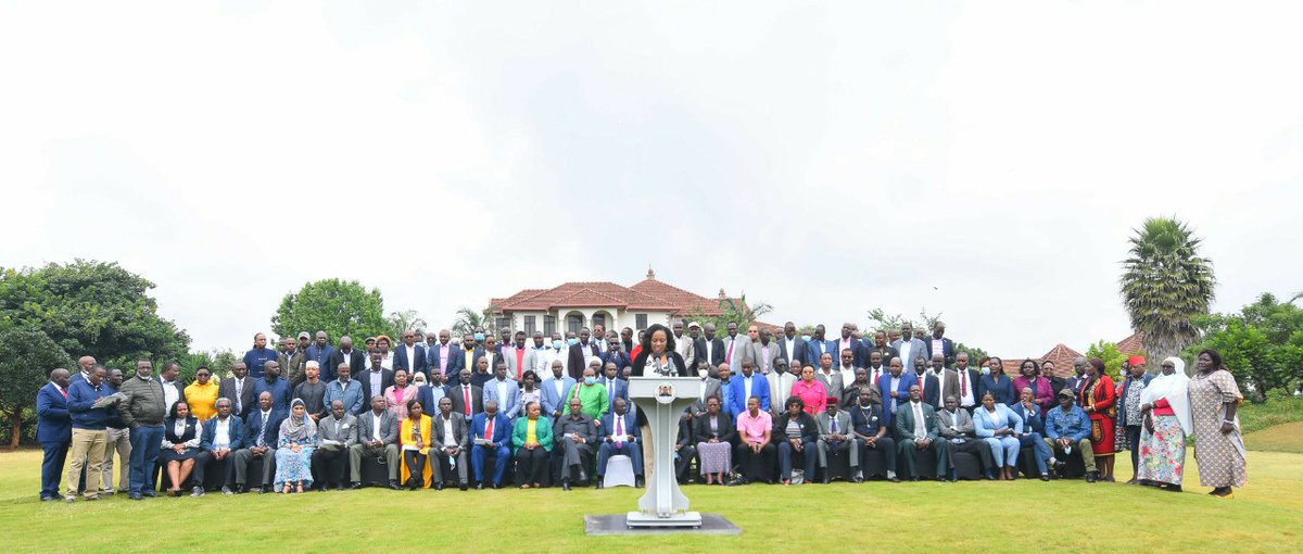 WilliamsRuto's tweet photo. Hosted 139 MPs from all political parties at the Karen Residence, Nairobi County. https://t.co/TSEu1UehB8