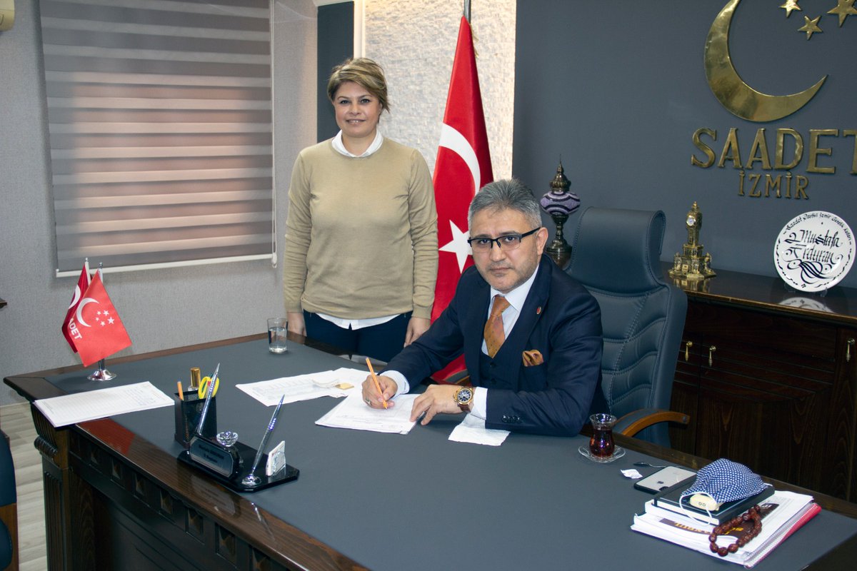 İzmir Emeklilikte Yaşa Takılanlar Sosyal Yardımlaşma ve Dayanışma Derneği Başkanı Doğan TÜRKER ve yönetim kurulu üyeleri, İl Başkanımız Mustafa ERDURAN'ı makamında ziyaret ederek, sorunlarını dile getirdiler. Görüşme sonrasında ERDURAN, derneğe üyelik kaydını gerçekleştirdi.