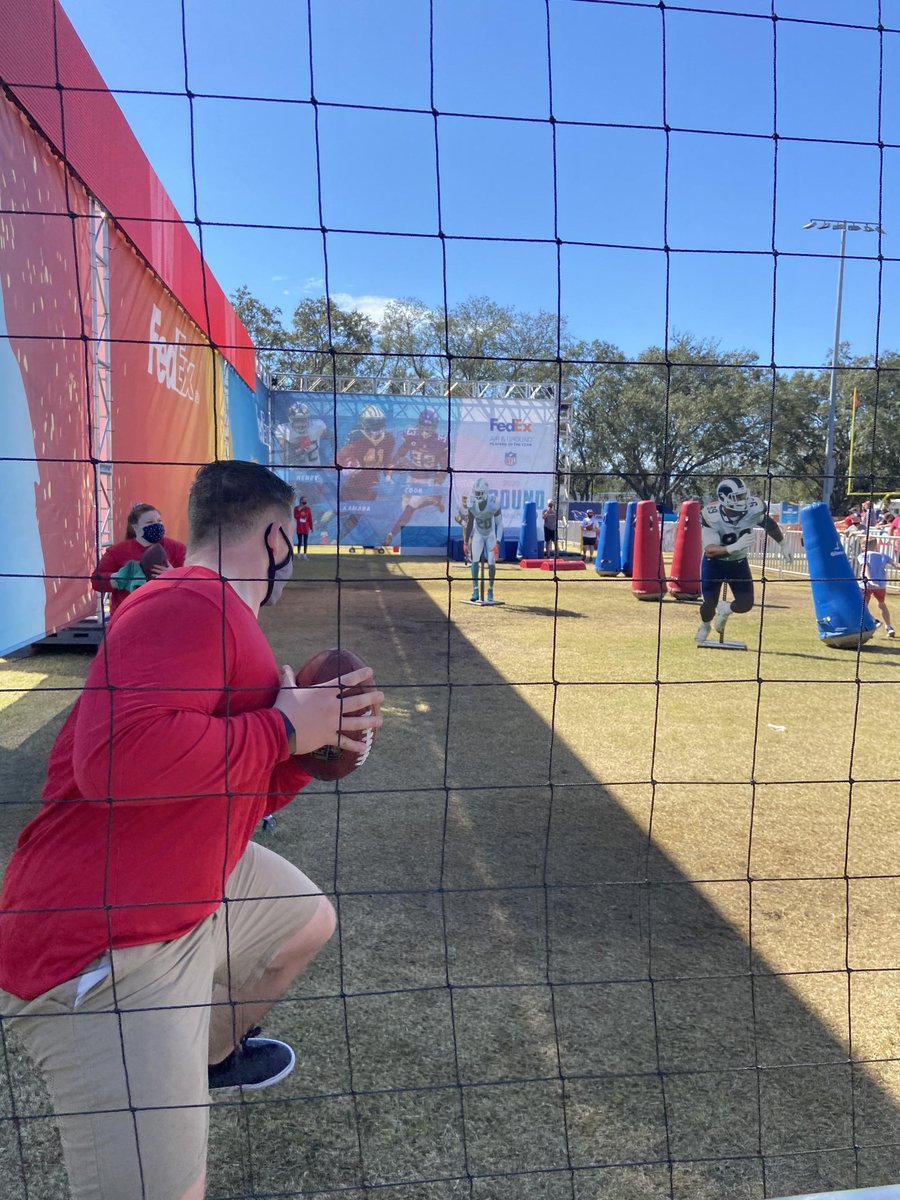 ScholarsofAC's tweet photo. What an amazing experience for the Society of Sports Management club led by Dr. Christy and Dr. Reid. Here are some more pictures of them at the Super Bowl. #ACdifference https://t.co/6qDyDFVNow