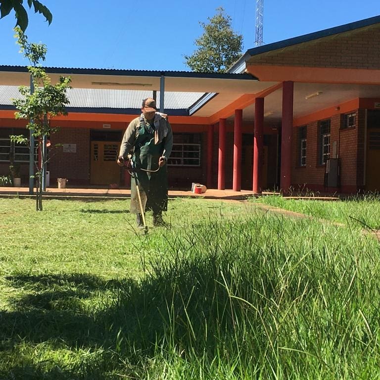 MUNIPUERTORICO's tweet photo. #Educacion

➡️ Arrancamos los trabajos de desmalezamiento y fumigación de los establecimientos escolares del municipio, para luego continuar con la limpieza de los tanques de agua 🚰.
#Unidos
#MunicipalidadDePuertoRico https://t.co/Vx0YHlLDah