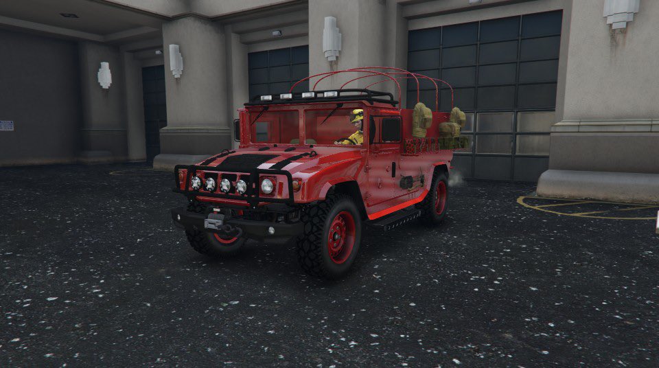 LSFD_GTA5's tweet photo. 2/6に新しく人員・資機材搬送車が配備されました。
側面にはシャベルや斧、給油用の燃料タンクそして救急バッグや山岳救助用バッグといった資機材が積載されています。
マンモス社製のスクワディを消防仕様に塗装、艤装した車両です。
#LSFD
#ロスサントス市消防局
#GTAオンライン https://t.co/qP2OR3p93u