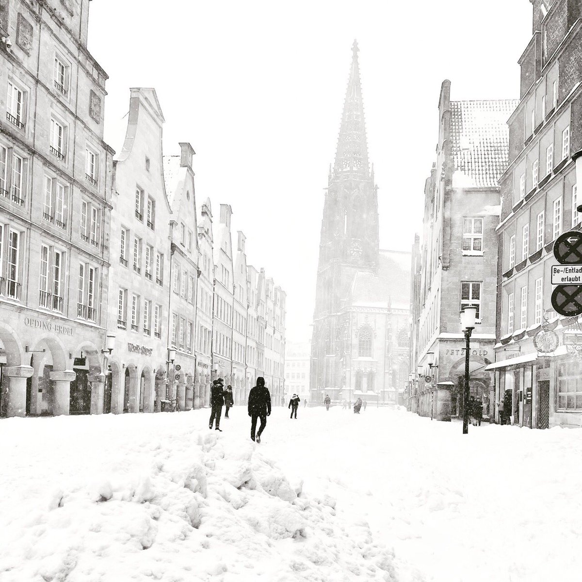 MMmarco0's tweet photo. Temperature molto rigide e bufere di neve hanno colpito l'Europa Centrale nelle ultime ore.

Da giovedì sera queste masse d'aria di origine siberiana arriveranno anche in Italia portando gelo e neve anche in pianura.

Sarà il periodo più freddo di questo inverno. https://t.co/CwXQXnlhVV